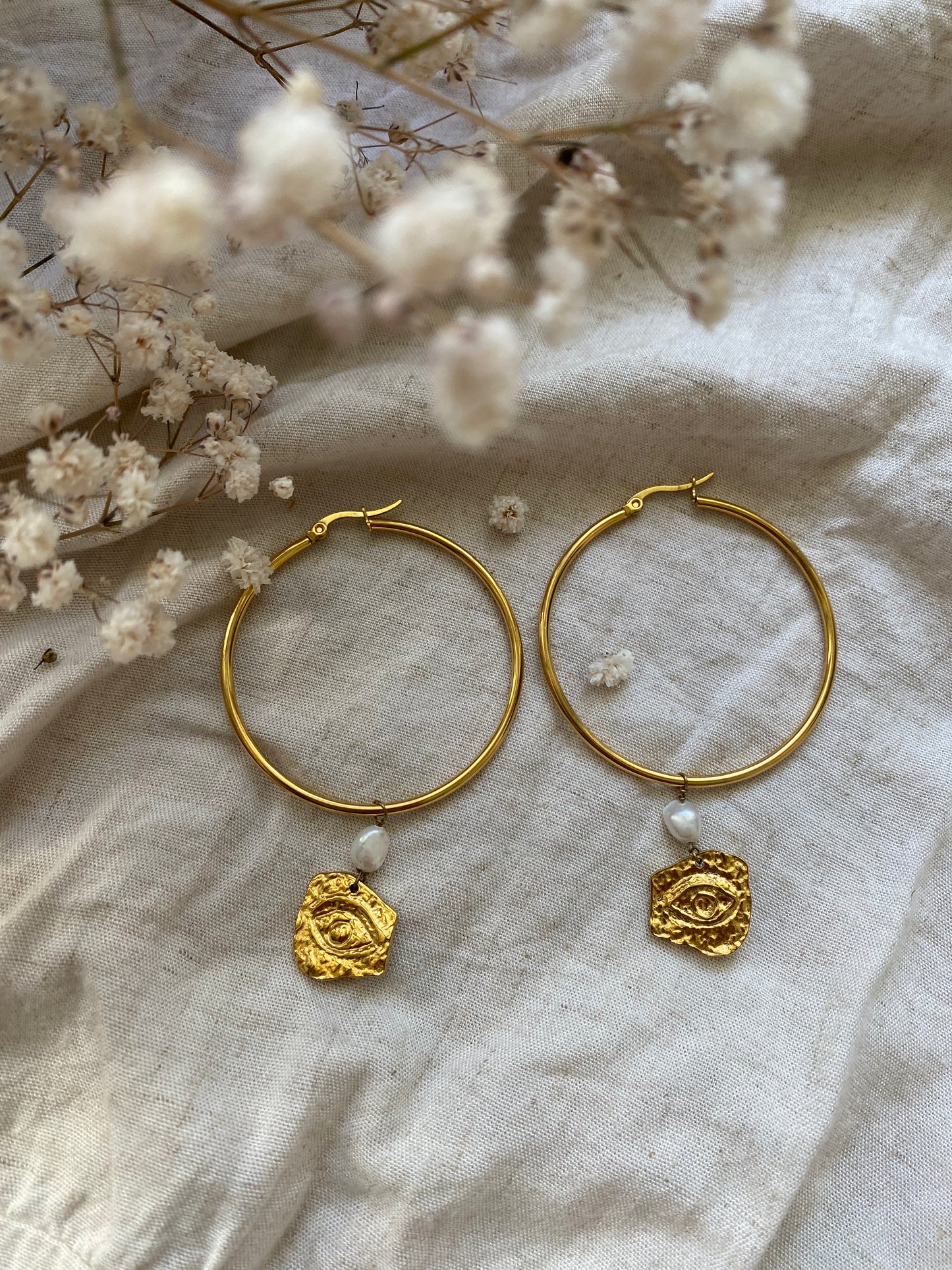 Créoles dorées en acier inoxydable avec perle d’eau douce, bijoux hypoallergéniques faits main en Suisse – Bijoux by Kami