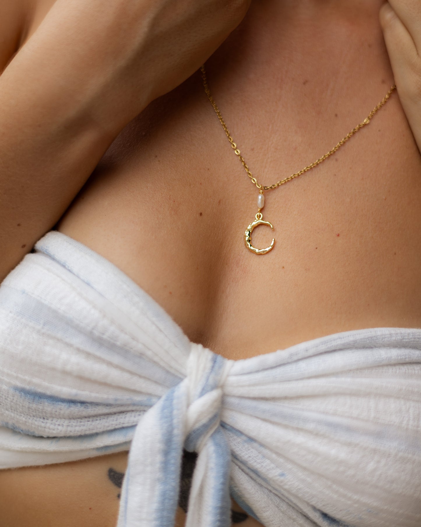 Collier perle naturelle et lune plaquée or 14k 🌙