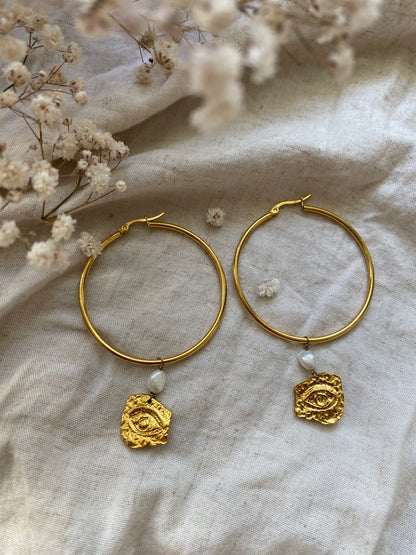 Créoles dorées en acier inoxydable avec perle d’eau douce, bijoux hypoallergéniques faits main en Suisse – Bijoux by Kami