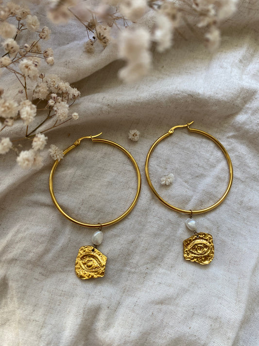 Créoles dorées en acier inoxydable avec perle d’eau douce, bijoux hypoallergéniques faits main en Suisse – Bijoux by Kami