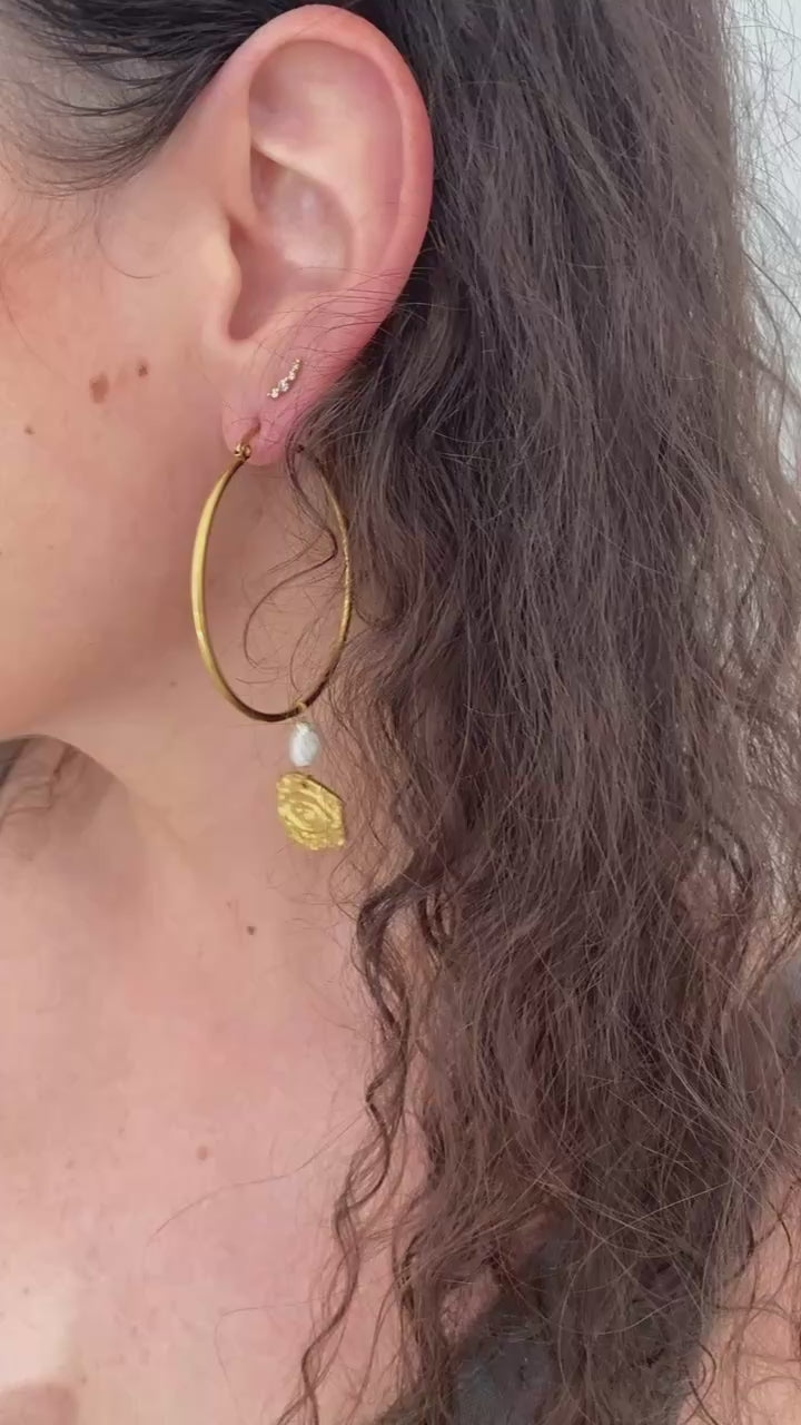 Créoles dorées en acier inoxydable avec perle d’eau douce portées, bijoux hypoallergéniques faits main en Suisse – Bijoux by Kami