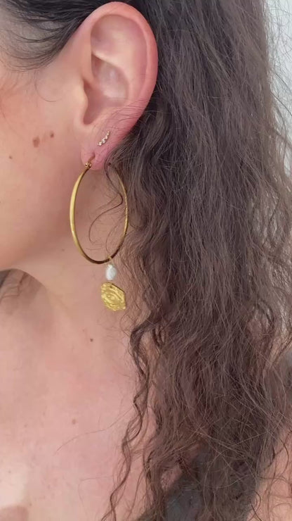 Créoles dorées en acier inoxydable avec perle d’eau douce portées, bijoux hypoallergéniques faits main en Suisse – Bijoux by Kami